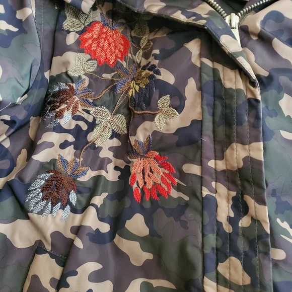 American Rag Cie Floral Camouflage Embroidered Bomber Jacket Faux Fur Hood - Picture 4 of 10